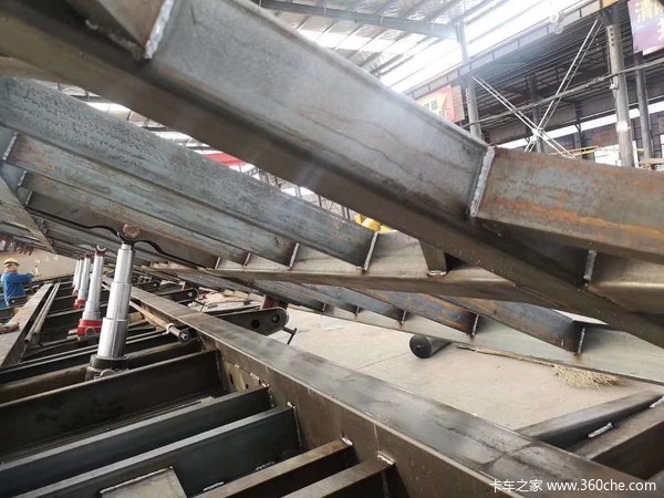 标车侧翻。可加高自卸半挂车图片