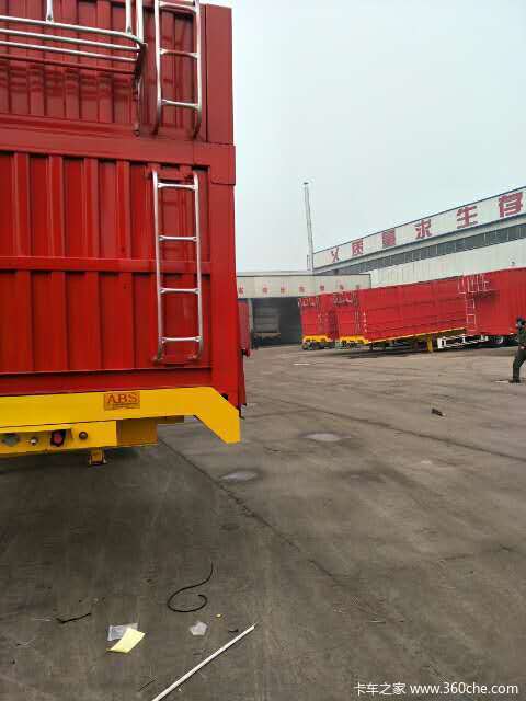 自重轻自卸半挂车图片