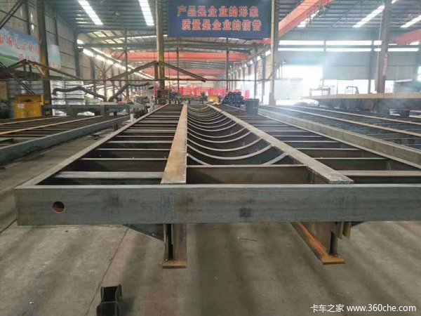 拉钢卷专用车栏板式半挂车图片