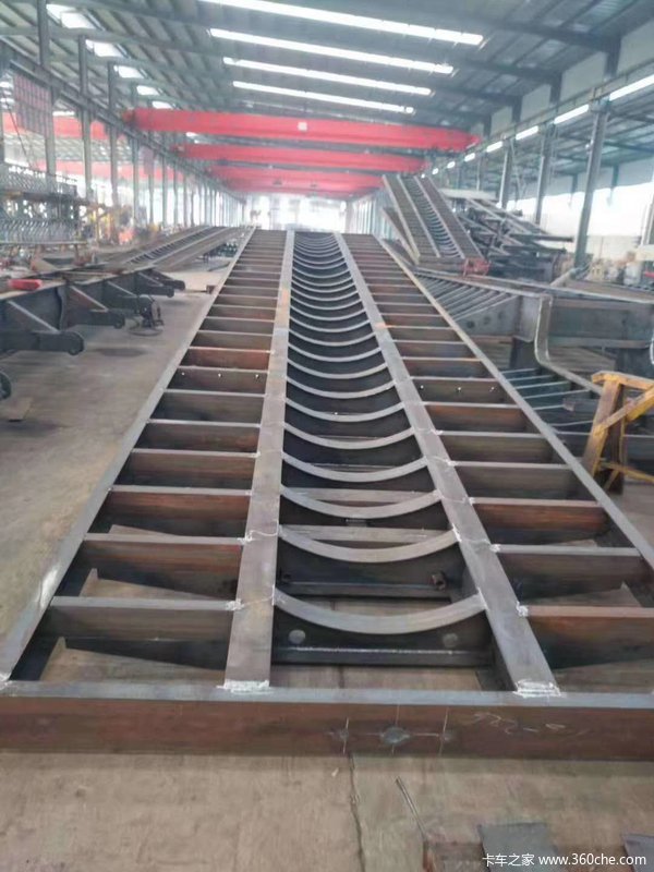 拉钢卷专用车栏板式半挂车图片