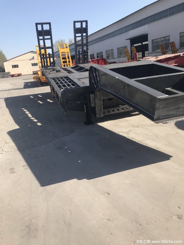 工程机械.大件设备运输车低平板半挂车图片