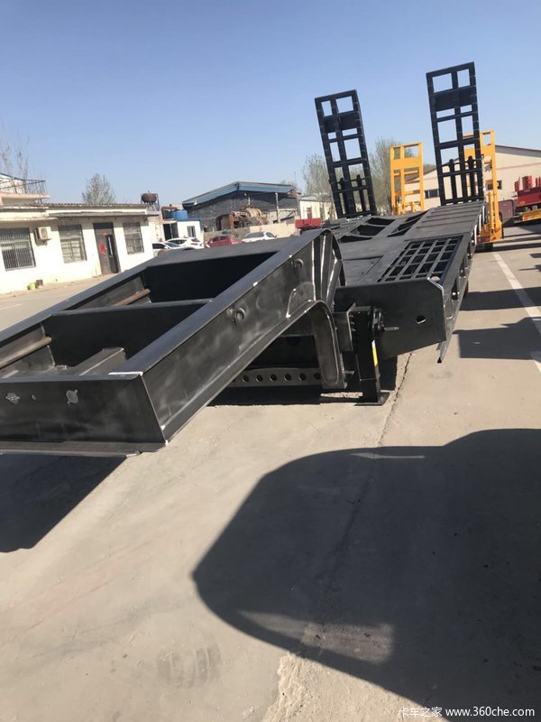 工程机械.大件设备运输车低平板半挂车图片