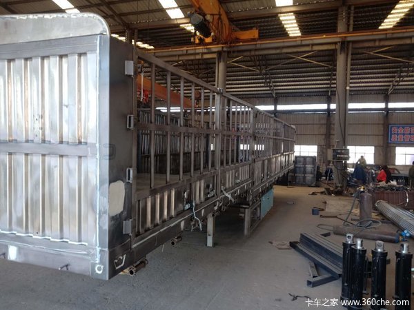 苍蓝式半挂车，整车高强材质，可选对开门，上下分体式开门仓栅式半挂车图片