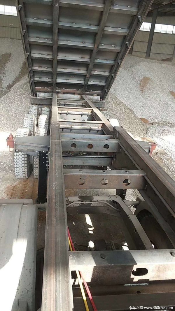 后翻骨架完美结合！自卸半挂车图片