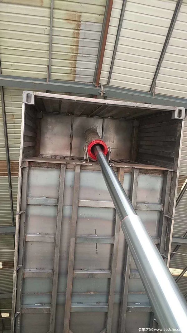 后翻骨架完美结合！自卸半挂车图片