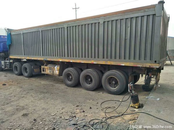 11米撤翻一台自卸半挂车图片