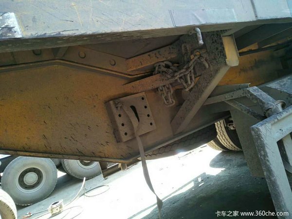 11米撤翻一台自卸半挂车图片