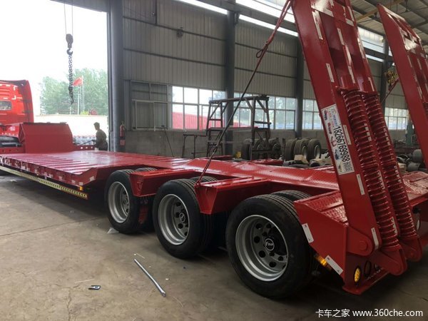 挖掘机板低平板半挂车图片