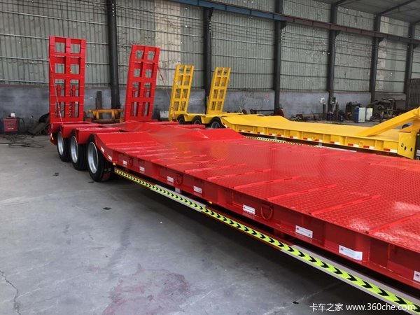 挖掘机板低平板半挂车图片