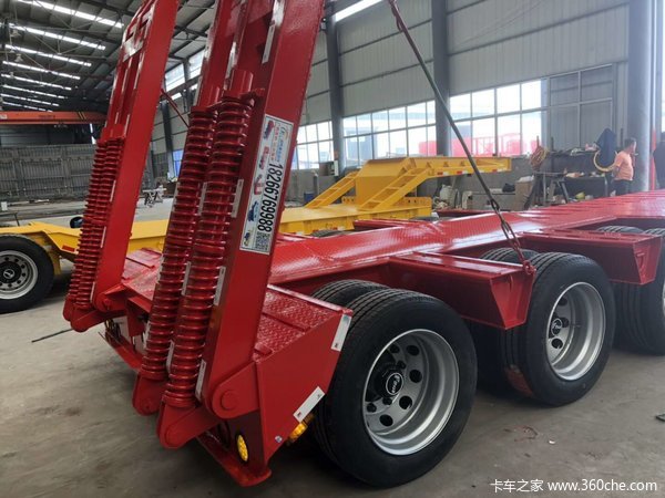 挖掘机板低平板半挂车图片