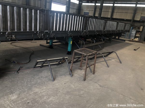 标车侧翻自卸半挂车图片