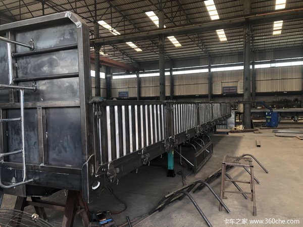 标车侧翻自卸半挂车图片