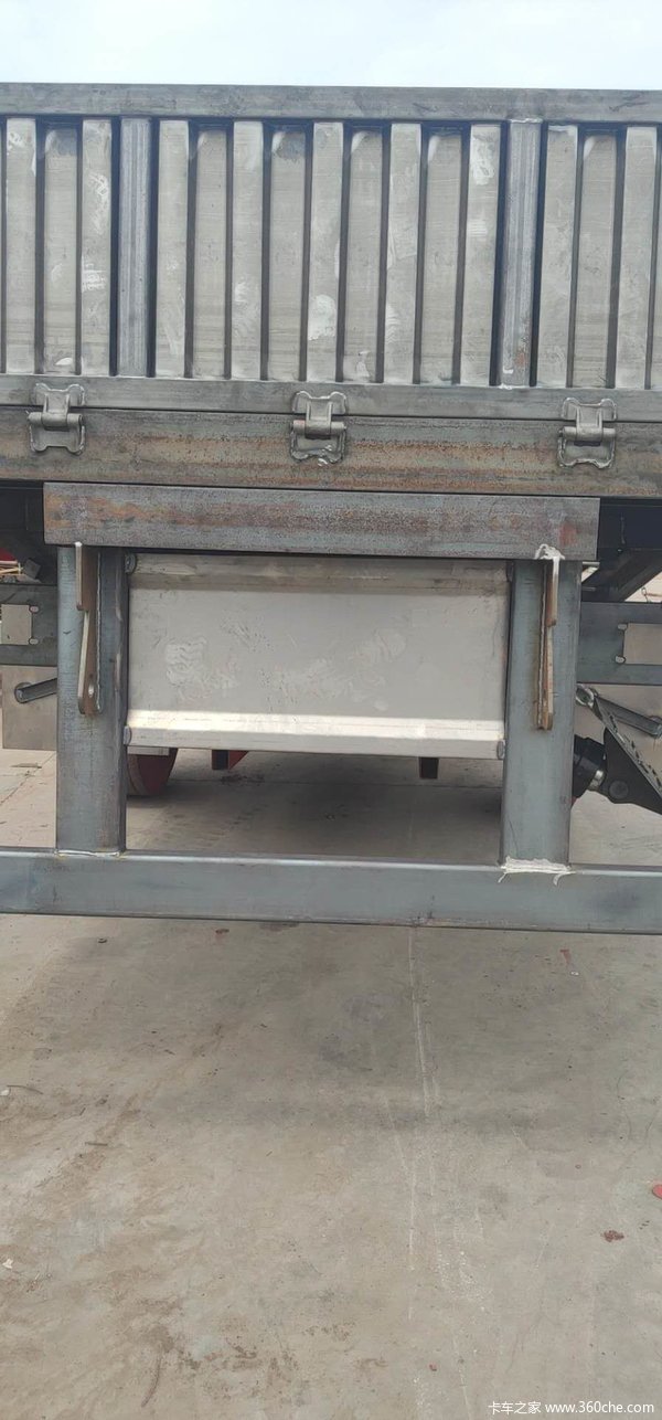 最耐疲劳的侧翻自卸车自卸半挂车图片