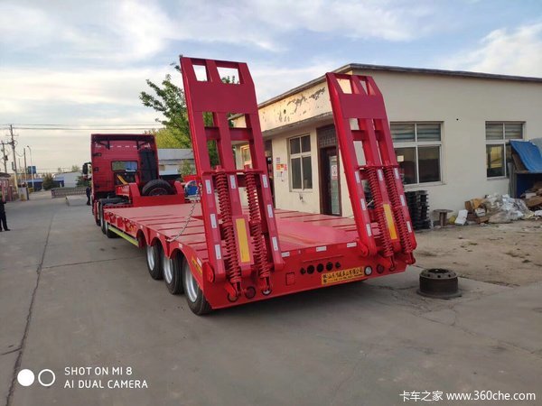 专业订做低平板半挂车厂家直销低价低平板半挂车图片