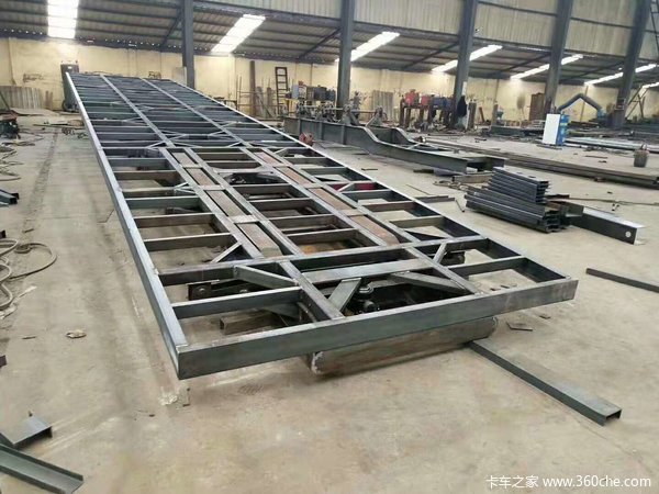 标箱侧翻，轻量化设计，可做加高，卧底，分期，宝钢材质自卸半挂车图片