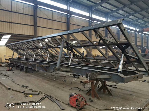 标箱侧翻，轻量化设计，可做加高，卧底，分期，宝钢材质自卸半挂车图片