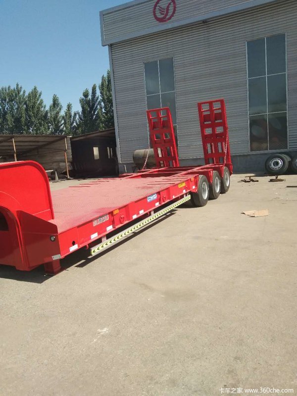13米低平板半挂车厂配价格优惠中低平板半挂车图片