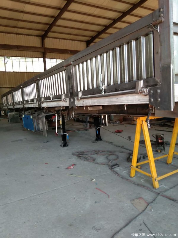 轻量化标载侧翻自卸半挂直销自卸半挂车图片