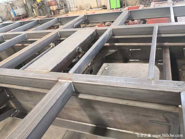 13米轻量化自卸车自卸半挂车图片