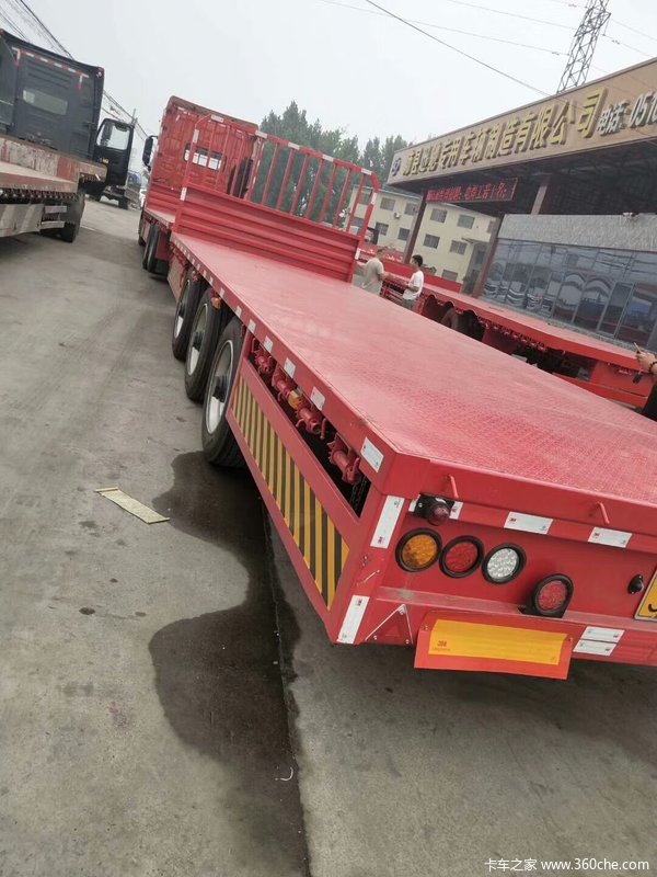 中置轴货运平板车已上市低平板半挂车图片