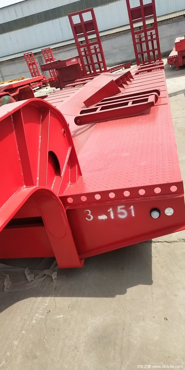 13米大三桥轮胎外漏低平板半挂车图片