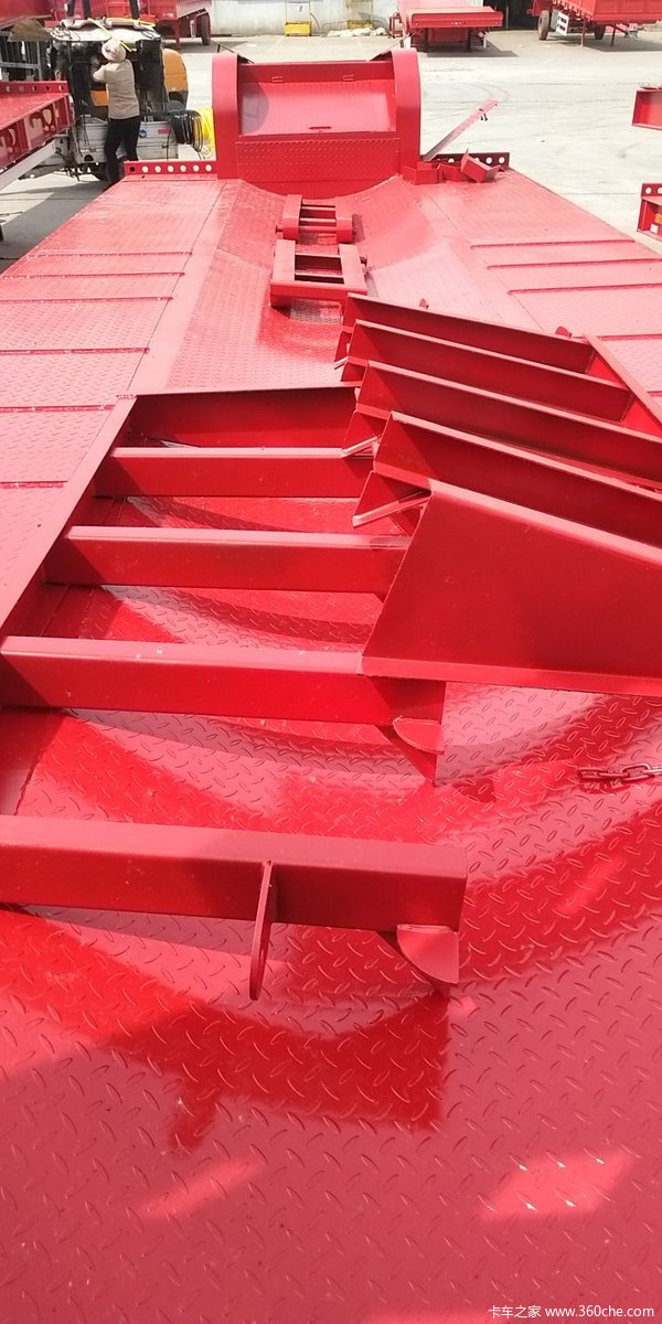 13米大三桥轮胎外漏低平板半挂车图片