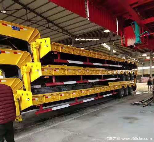 13米低平板运输半挂车，钩机板半挂车低平板半挂车图片
