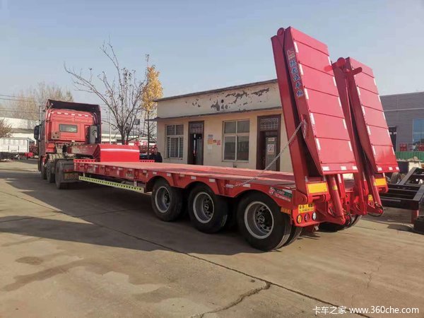 13米低平板运输半挂车，钩机板半挂车低平板半挂车图片