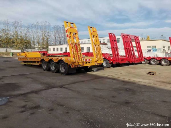13米低平板运输半挂车，钩机板半挂车低平板半挂车图片