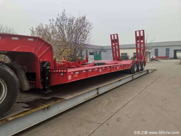 13米低平板运输半挂车，钩机板半挂车低平板半挂车图片