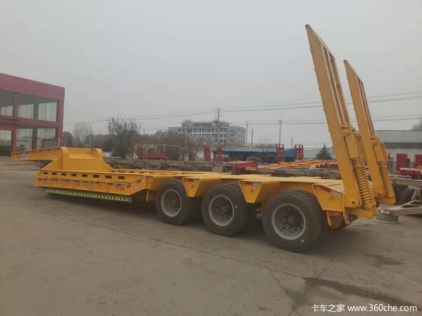 13米低平板运输半挂车，钩机板半挂车低平板半挂车图片