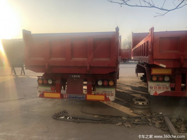 梁山跃通厂家促销—轻型一体式后翻.平板后翻自卸车.各种规格尺寸自卸半挂车图片