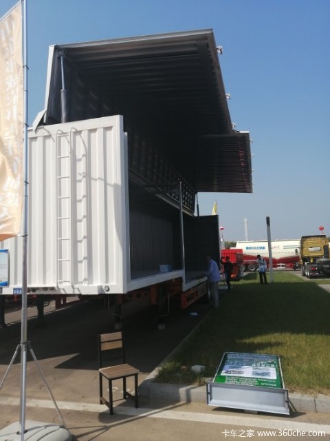 13.75米一15米展翼厢式车和集装箱运输车厢式半挂车图片