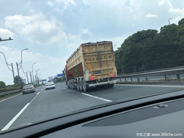 智能输送带自卸车自卸半挂车图片