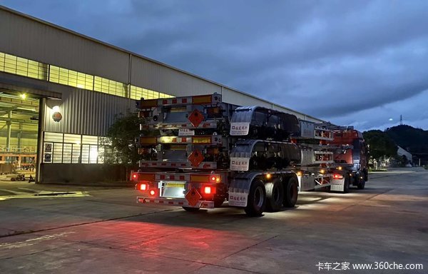 各种半挂车型支持分期付款。平板式半挂车图片