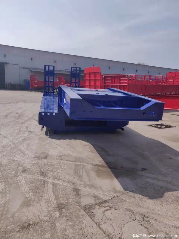 专业订做三线六轴，四线八轴，五线十轴等，各种尺寸大件运输半挂车！轴线挂车图片